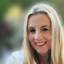 Robyn Benson's Instagram, Twitter & Facebook