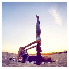 Mermaidyogi Shoulder Stand Fun In Santa Monica Http Yogaposeweekly Letsglo Com Acroyoga Pose Round 1 Mermaidyogi Shoulder Stand Fun In Santa Monica F Con Imagenes