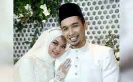For more information and source, see on this link : Niena Masih Sayang Dunia Lakonan Harian Metro