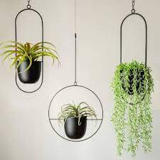 A Metal Plant Hanger An Industrial Approach To The Trendy Macrame Hangers For Folks Who Wouldn T Call Their Style Boho But Who Still Prefer Hanging Around Metal Hanging Planters