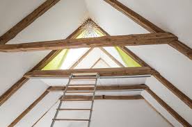 Ausguck Vogelkoje Dachboden Schlafzimmer Spitzboden Holzboden Weiss Bett Balken Koje Modern Hideaway Lichts Spitzboden Dachboden Dachboden Ausbauen
