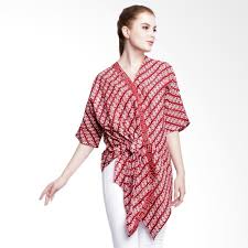 Pin Di Atasan Blus Batik