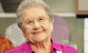Morre Palmirinha Onofre, cozinheira e apresentadora ícone da TV, aos 91  anos