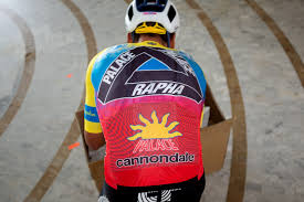 In den sozialen medien kam sofort die frage auf, ob dies das häßlichste trikot aller zeiten im radsport sei: Rapha Palace Skateboards Ef Pro Cycling Ef Pro Cycling