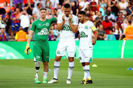 Bewegende szenen beim benefizspiel zwischen brasilien und kolumbien: Chapecoenses Spieler Alan Ruschel Feiert Comeback Gegen Barcelona