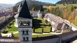 Mănăstirea putna este un lăcaș monahal ortodox, unul din cele mai importante centre religioase și culturale românești. MÄƒnÄƒstirea Putna Filmare AerianÄƒ Youtube