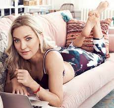 Kate Hudson in the Pose : r/CelebritiesBarefoot