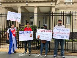 #fidelcastro desde el balcón principal del antiguo ayuntamiento, frente al parque céspedes, en #santiagodecuba, donde el 1ro de enero de 1959 anunció al mundo el triunfo de la #revolucióncubana. Cuba Protestan Frente A Embajada En Eeuu Por Condena A Periodista