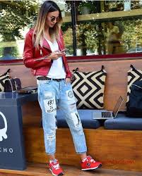 2019 Deri Ceket Kombinleri Mavi Yirtik Dusuk Bel Kot Pantolon Beyaz Tisort Kirmizi Kisa Deri Ceket Kirmizi Spor Ayakkabi Rahat Kiyafetler Gunluk Tarzlar Kadin Olmak