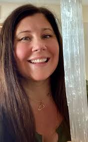 Happy Hippy Saturday crystal tribe ⚪💫 Crystal spotlight: Selenite ⚪  Selenite is perfect for clearing and cleansing energy, creating a calm,  peaceful environment. Place it in your home or workspace to refresh