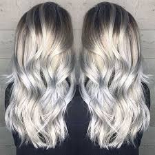 haare grau tonen eine graue frisur aus zwei ecken eine schwarze bluse silberblonde haare silberne haarfarben silber blond