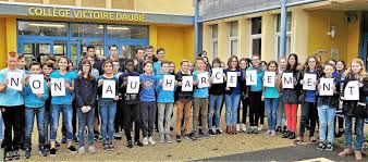 Pour d√©noncer le harc√®lement de rue, elle prend des selfies avec ses harceleurs. Plouzane College Victoire Daubie Contre Le Harcelement Le Telegramme