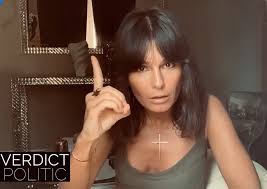 Sunt mafioţi care au trimis poze pe social media cu gentuţa şi alături de ea cu tot felul de arme albe: Bihorel Dana Budeanu E Fana Campionului Intergalactic Ilie Bolojan