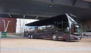 Nosotros nos encargamos de que lleguen a tiempo a la boda y de que, una vez termine la fiesta, regresen de la forma más segura y con toda comodidad a sus casas tras un día inolvidable. Alquiler De Autobuses En Bilbao