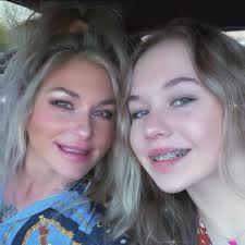 Calico Kween 😜... by @styledbyangela 😋 The placement of this calico color  is just tewwwww good 😺 touch ups are tedious but pays off!!!!  behindthechair.com