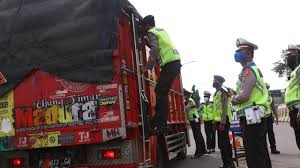 Dimulai dengan cerita gadis yang fotonya sering muncul di body belakang truk. 38 Tulisan Lucu Yang Kerap Hiasi Belakang Kendaraan Angkutan Umum Humor Receh Di Jalanan Ragam Bola Com