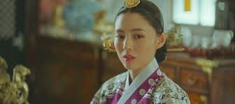 Han made her acting debut in a minor role in reunited worlds. 100 Days My Prince