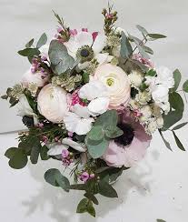 Het afgebeelde rouwboeket (medium) heeft een lengte van ongeveer 55 cm. Brautstrauss In Wien Bestellen Vintage Oder Klassisch Flowercompany