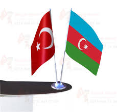 Azerbaycan bayrağı hakkındaki ilk kararı azerbaycan demokratik cumhuriyeti hükûmeti tarafından 1918'de alınmıştır. Azerbaycan Cumhuriyeti Masa Bayragi Fiyati Ozellikleri Ve Olculeri Bayraksepeti