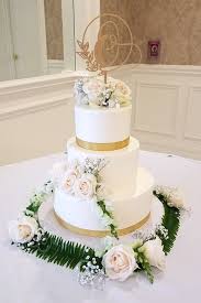 3 Tiered Romantic Wedding Cake With White And Gold And Fresh Flowers By Creative Cakes Bakery In Tinley Park And Naperville In 2020 Romantic Wedding Cake Wedding Cakes