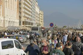 Vediamo insieme che cosa prevede la nuova ordinanza fontana. Campania Zona Gialla Per 96 Ore Cosa Si Potra Fare Spostamenti Bar E Ristoranti Il Riformista