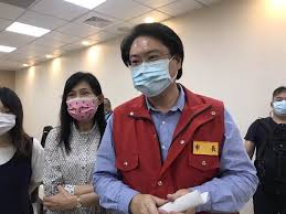 5月19日起提國提升為疫情第三級警戒，民生路派出所員警手持大聲公在三民市場忙宣導民眾戴好口罩，沒想到員警一轉身該攤商就把口罩拉到下巴 ， 不聽勸導 ，員警遶了一圈看到他仍然故我，不遵守防疫規定，員警直接開立一張告發單給他 。 當日下午員警接. Sil401 I K8u1m