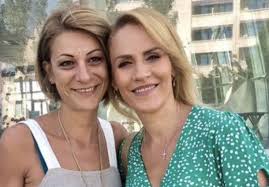 Există un cerc de suspecți, printre care şi cunoscuți. Clotilde Armand I A Prins Cum Alimenteaza Psd Fabrica De Fake News Din Romania Din Bani Publici Aktual24