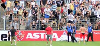 Manipulation of the 1986 championship match between dynamo and lokomotive leipzig which ended in a 1:1 draw that handed dynamo its eighth title led to nationwide protests, but resulted only in sanctions against referee bernd stumpf.3 what regards the „schandelfmeter i´d propose you read this article which shows the whole story as what. Sv Babelsberg 03 Vs 1 Fc Lokomotive Leipzig Wenn Der Fussball Politisch Wird Turus Net Magazin