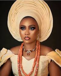 As you can see, this style works better than the previous one to counter the roundness of her curtain bangs: Gele Styles For Round Face 2020 Best Top 10 Gele Styles To Slay Nigerian Wedding Makeup African Fashion Women Bella Naija Weddings