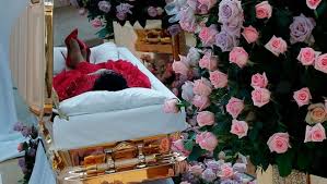 Aretha Franklin Dressed Like A Queen She Rests In A Gold Casket