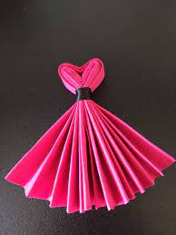 Le pliage en forme de cravate vous assure d'apporter à votre table une pointe d'élégance ainsi qu'une touche d'humour. Party Dress Napkins Napkin Folding Tutorial Diy Napkins Napkin Folding