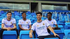 Descargue la cartera de uniforme azul fotos de stock en la mejor agencia de fotografía de stock con millones de fotos, imágenes, ilustraciones y vectores de alta calidad sin royalties a precios razonables. Que Elegancia La De Los Grandes Clubes De Europa Con Sus Nuevos Uniformes