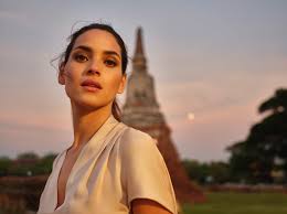 My way associe la bergamote d'italie, la fleur d'oranger d'égypte et la tubéreuse d'inde pour créer une rencontre olfactive lumineuse et généreuse. My Way Giorgio Armani Giorgio Armani New Fragrance Commercial With Actress Adria Arjona Hunter Gatti