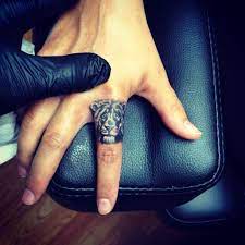 Torn from the imagery of playing cards, this tattoo set shows the symbols for the king and queen of hearts on the wearer's ring fingers. Finger Tattoo Lowen Kopf Motiv Hippe Tattoos Fingertatowierungen Tatowierungen