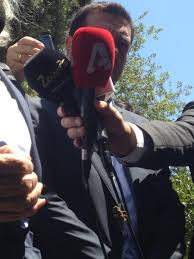 Σακάκι differ σε μπλε απόχρωση. Ena Terastio Tzitziki Sto Sakaki Toy Ale3h Tsipra Photo Neolaia Gr