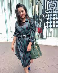 Tips mengenakan motif garis untuk perempuan bertubuh berisi (foto: 6 Model Baju Untuk Menutupi Lengan Berlemak Anti Minder Penampilan Tetap Cantik Memikat