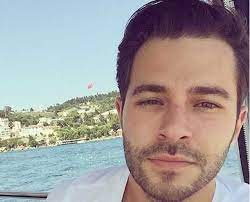 Sabancı ailesinin küçük oğlu hakan sabancı iş dünyasının değil magazin dünyasının en çok konuşulan ismi oluyor. Hakan Sabanci Kimdir Nereli Boyu Kac Yasinda Hayati Ve Biyografisi