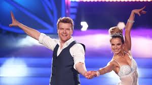 Erwischt hat es aber loiza lamers. Bastiaan Ragas Fliegt Bei Let S Dance Raus Tv