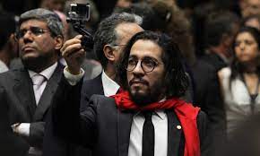 Apenas manchetes edulcoradas, como 'reagi cuspindo no fascista'. Jean Wyllys Admite Que Cuspiu Na Cara De Bolsonaro Jornal O Globo