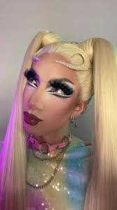 Lora Quinn's Instagram, Twitter & Facebook