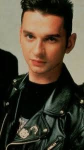 Dave Gahan é um cantor e compositor inglês, mais conhecido por ser o  vocalista principal da banda de música eletrônica Depeche Mode desde sua  formação em 1980. Wikipédia Nascimento: 9 de maio de 1962 ...
