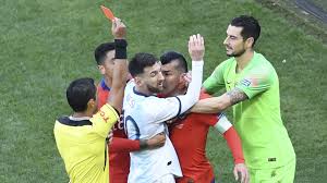 Argentina y chile reeditarán la final de copa américa, aunque en esta edición, ambas selecciones pelearán el puesto del tercer lugar, debido a que los dos no te pierdas el partido por el tercer lugar de la copa américa 2019, por eso aquí te informamos la fecha, horario, dónde y cómo podrás ver el. Messi Sees Red Argentina Star Sent Off For Clash With Chile Skipper Medel In Copa America Video Rt Sport News