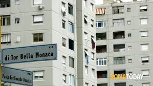 «degli 11 milioni circa che il comune di roma corrisponde, da contratto circa 4 milioni sono destinati al capitolo manutenzioni, divisi per le 30mila unità. Case Popolari Tor Bella Monaca Tutti Contro La Romeo Gestioni