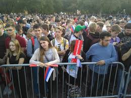 Картинки по запросу Фото с площади Екатеринбурга с Навальным