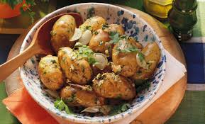 Prendete una padella antiaderente e metteteci dentro l'olio con le patate. Patate Novelle In Padella Con La Buccia Leitv
