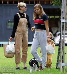 Michelle Williams Is Pictured For First Time With Husband Phil Elverum Michelle Williams Style Michelle Williams Hair Michelle Williams