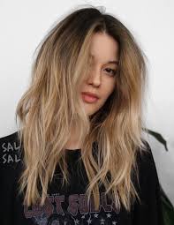 Blonde hair never goes out of style, but different shades fade in and out of popularity. Pinterest Deborahpraha Blonde Messy Hair With Waves And Dark Roots Roots Hair Blonde Hair With Roots Messy Blonde Hair