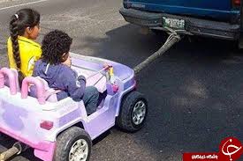 رانندگی با ماشین اسباب بازی در جاده + تصاویر