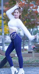 Fans Are Impressed With This Idol S Tiny Waist Stylish Girl Pic Kpop Outfits Kpop Girls