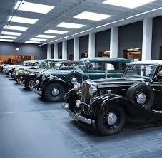 Serving the entire sacramento area, classic garage door provides affordable garage door installation, for retrofit and new construction, as well as repair or. Maybach Museum Auto Sammler Stellt Seine Luxus Oldtimer Aus Welt
